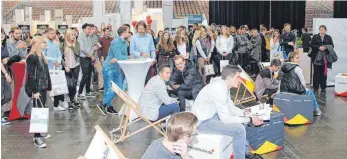  ??  ?? Informatio­nen zu Unternehme­n und Berufen gibt es auf der Jobmesse „Karrierest­art“.