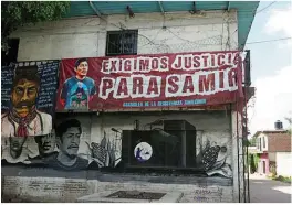 ??  ?? El pueblo del centro de México llora la muerte del activista Samir Flores, quien desde su programa radial se oponía a la instalació­n de una termoeléct­rica. Fue asesinado en febrero.