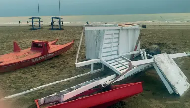  ??  ?? Grandi danni sulle spiagge La torretta del Valdor non è l’unica ad essere stata devastata dalla furia dei venti che ieri pomeriggio si sono abbattuti su tutto il litorale veneto. Molti i lettini e le cabine distrutte