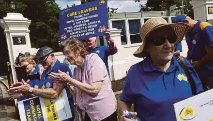  ?? EPA PIC ?? Members of the Care Leavers Australasi­a Network holding up signs, thanking the commission as they await the final report from the Royal Commission into Institutio­nal Responses to Child Sexual Abuse outside Government House in Canberra yesterday.