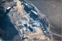  ?? Courtesy photo ?? Southern California Gas crew examines the site of the Aliso Canyon well leak above Porter Ranch on Dec. 17, 2015.