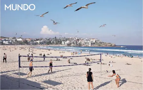  ??  ?? ► Un improvisad­o juego de voleibol en Bondi Beach, una de las más populares playas de Sydney.