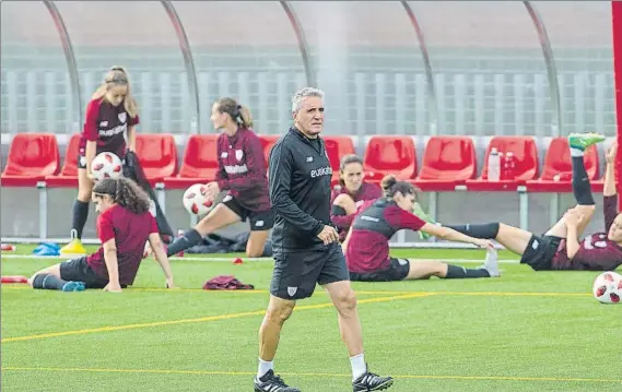  ?? FOTO: JUAN ECHEVERRÍA ?? A por la primera victoria Joseba Agirre aseguró que su equipo está con ganas de certificar por fin un triunfo que les dé más aire