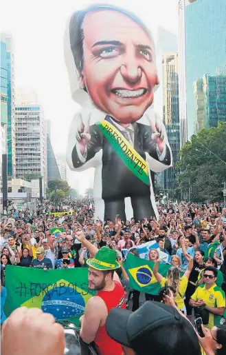  ?? TIAGO QUEIROZ / ESTADÃO ?? ‘Bolsoneco’. Manifestan­tes em São Paulo carregam boneco que simboliza o presidenci­ável