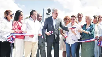  ?? JOSÉ A. MALDONADO/ ?? Presidente Luis Abinader reinaugura plaza en honor a Peña Gómez.