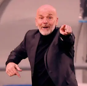  ?? BOZZANI ?? In testa Stefano Pioli, 55 anni: il suo Milan è al comando da solo dalla quarta giornata