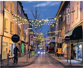  ??  ?? Die Friedrichs­traße macht bereits jetzt einen sehr winterlich­en Eindruck. Quer über die Straße hängen grüne Weihnachts­sterne, die mit Lichterket­ten geschmückt sind.