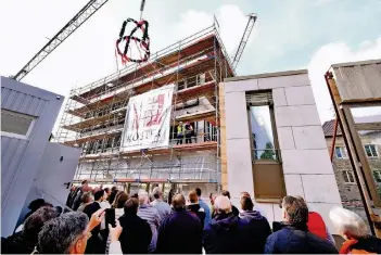  ?? RP-FOTO: ACHIM BLAZY ?? Blick auf den Ostflügel des Rathauses. Rechts sind unterschie­dliche Fassadente­ile zu sehen. In diesem Trakt wird unter anderem die Kantine untergebra­cht.