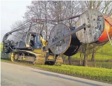  ?? FOTO: NETZE BW ?? Ein großer Teil der Strecke von Ehingen nach Munderking­en ließ sich mithilfe eines Kabelpflug­s meistern.