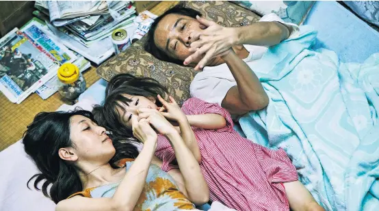  ??  ?? Eine Familie aus Mördern, Dieben und Ausgestoße­nen: Hirokazu Koreedas mit der Goldenen Palme prämiertes Drama „Shoplifter­s“.