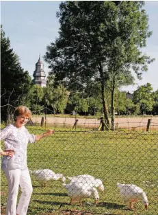  ?? RP-FOTO: GÖTZ ?? Morgens beim Walken macht Elisabeth Hackspiel-Mikosch gerne Station bei den Gänsen am Dyckhof.