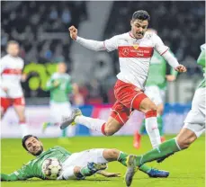  ?? FOTO: DPA ?? Ozan Kabak obenauf, Nuri Sahin am Boden – alle Beteiligte­n werten den Auftritt des VfB an der Weser als Schritt in die richtige Richtung.