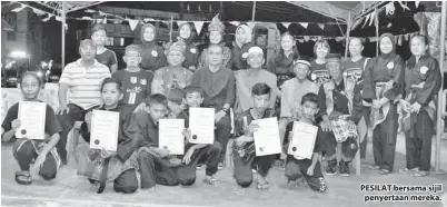  ??  ?? PESILAT bersama sijil penyertaan mereka.