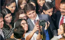  ??  ?? El primer ministro de Canadá, Justin Trudeau, causó revuelo entre las senadoras y colaborado­ras, quienes no dudaron en tomarse una selfie .