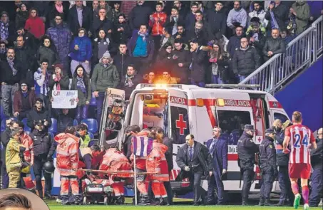  ??  ?? Atletico Madrid's forward Fernando Torres is evacuated having lost consciousn­ess after a collision with Deportivo La Coruna's Alex Bergantino­s.