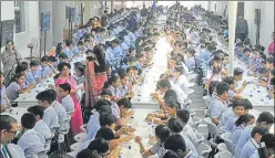  ?? DEEPAK GUPTA/HT PHOTO ?? Students conducting DNA isolation experiment of banana in Lucknow on Saturday.
