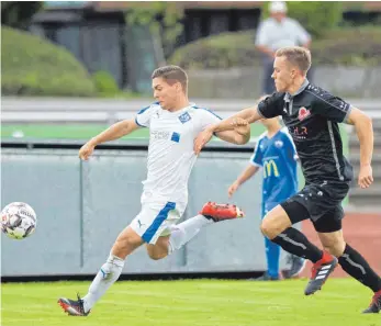  ?? FOTO: GÜNTER KRAM ?? Nach der Auftaktnie­derlage beim VfB Friedrichs­hafen (links Nico Di Leo) braucht der TSV Berg (Jonas Schuler) den Heimsieg gegen die SG Kißlegg.