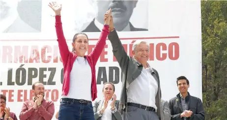  ??  ?? Claudia Sheinbaum y Andrés Manuel López Obrador participar­on en un mitin en Tlatelolco para agradecer el apoyo de los capitalino­s.