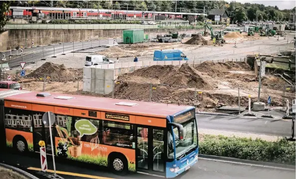  ?? FOTO: RALPH MATZERATH ?? Der Busbahnhof in Leverkusen-Mitte wird komplett umgebaut. Die Brücke über die Heinrich-von-Stephan-Straße ist bereits abgerissen.