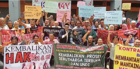  ?? [FOTO FARIZUL HAFIZ AWANG/BH] ?? Sebahagian ahli Persatuan Kontraktor Melayu Malaysia (PKKM) Pahang yang menyertai demonstras­i di Kuantan, semalam.