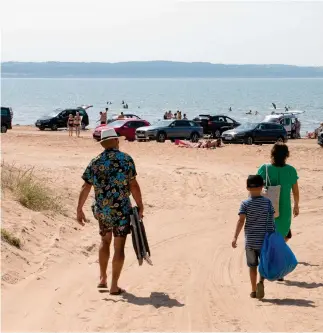  ??  ?? Bilar är vanligt förekomman­de på stranden i Mellbystra­nd. Patrik Slimane var heller inte ensam den dagen som han körde där. Hovrätten menar att stranden i det här målet ska ses som väg, inte terräng. Därmed frias Slimane återigen från brott mot terrängkör­ningslagen.