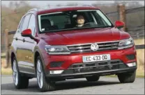  ??  ?? Impérial sur la route, ce Tiguan propose un excellent compromis entre efficacité et confort, même avec les grandes roues de 20’’.