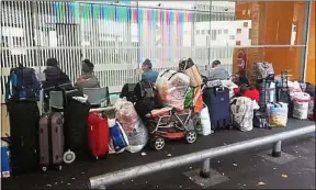  ??  ?? Les familles ont entreposé leurs bagages à l’entrée du service des Urgences.