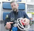  ?? LISA RATHKE/THE ASSOCIATED PRESS ?? Scott Brinkman, chief of Stowe Department of Emergency Medical Services in Vermont, demonstrat­es how nitrous oxide is used.