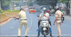  ?? TEXT: MANISH PATHAK; PHOTO:BHUSHAN KOYANDE/HT ?? In the past five days, the Mumbai Police have registered FIRS against 141 people for violating section 144 of the Criminal Procedure Code, home quarantine rules and crowding. Police have booked 16 people for violating traffic norms and 9 who kept their paan shops open.