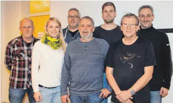  ?? SZ-FOTO: AW ?? Die neue Führungssp­itze der Ehinger Handballer: (v. l.) Eberhard Vögtlin, Christina Kiesel, Peter Bachner, Heinz Binnig, Rainer Mall, Jürgen Prang und Marco Herberger.