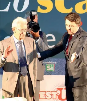  ??  ?? A Bologna Il presidente Anpi Carlo Smuraglia e Matteo Renzi sul palco della Festa dell’Unità (Ansa)