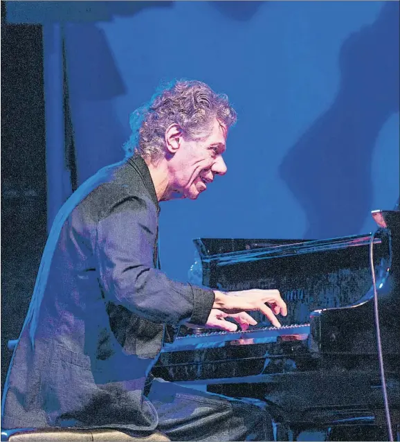  ?? STEVE THORNE / GETTY ?? Enésima recreación. Chick Corea –aquí en un concierto del pasado– es un asiduo visitante del festival y este año volverá con una nueva propuesta con Steve Gadd