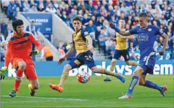  ??  ?? Jamie Vardy (right) bears down on Peter Cech (left) in a previous match between Arsenal and Leicester