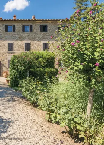  ??  ?? IN APERTURA, I CIPRESSI ADORNANO LE COLLINE DELLA TOSCANA. A FIANCO, UNA CASA DI CAMPAGNA CON GIARDINO.
MAIN SPREAD, CYPRESS TREES ADORNING THE TUSCAN HILLS. SIDE, A COUNTRY HOUSE WITH GARDEN.