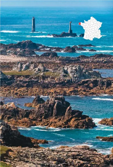  ??  ?? La pointe de Pern, à Ouessant. Au centre, le phare de Nividic (1936), le premier à avoir été conçu pour fonctionne­r automatiqu­ement.