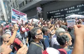  ??  ?? Incidentes. Militantes de Ramón Muerza quisieron entrar al gremio.