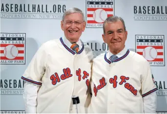  ??  ?? Bud Selig (à gauche) et l’ancien président des Braves d’Atlanta, John Schuerholz, sont maintenant membres du Temple de la renommée du baseball. - Associated Press: Alex Brandon