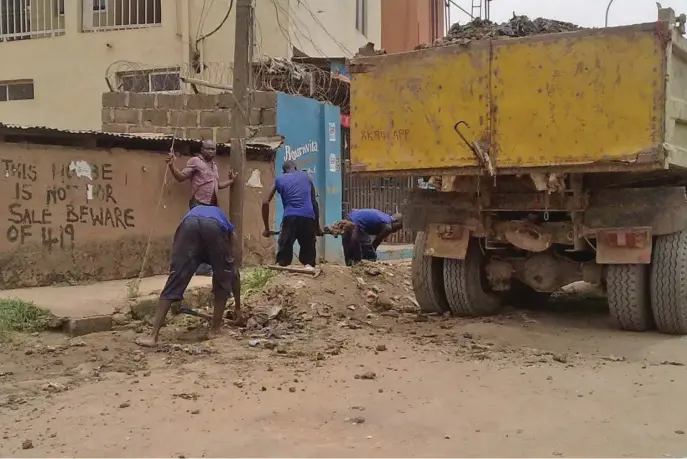  ??  ?? Getting rid of refuse in Lagos