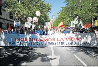  ?? LUCA PIERGIOVAN­NI / EFE ?? Cabeza de la manifestac­ión antiaborti­sta con el lema ‘Nos jugamos la vida’.