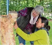  ??  ?? Ilona Herreiner (rechts) im Gespräch mit der Wettstette­ner Künstlerin Gaby Kuschill.