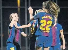  ?? MANEL MONTILLA ?? Lieke Martens agradece la asistencia de Bárbara Latorre Fue la protagonis­taFOTO: