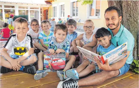  ?? FOTO: IGNAZ STÖSSER ?? Die Kinder des Gammerting­er Kindergart­ens St. Martin freuen sich, eine männliche Bezugspers­on zu haben. Gerne hören sie zu, wenn der Erzieher Arman Gül ihnen aus Büchern vorliest.