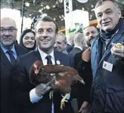  ??  ?? Le chef de l’État s’est vu offrir deux poules, qui seront choyées à l’Élysée. (Photo AFP)