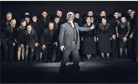  ?? FOTO: HANS JÖRG MICHEL ?? Zoran Todorovic (Otello) und der Chor der Deutschen Oper am Rhein.