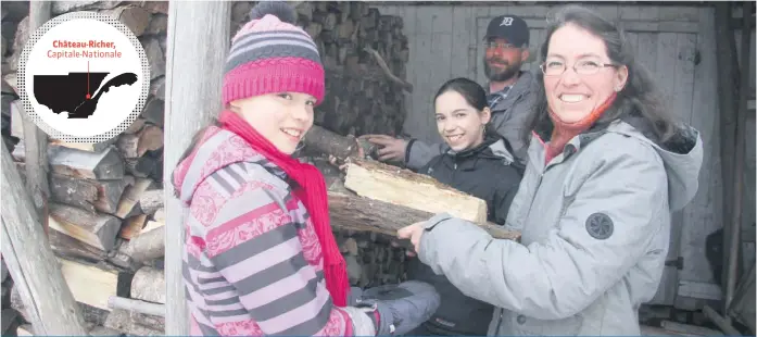  ??  ?? Simon Lachance et Évelyne Cossette ont profité de l’hiver pour corder du bois, gérer l’inscriptio­n des gens aux paniers bio et préparer les semis. Leurs filles Flore et Adèle leur sont d’une aide précieuse.