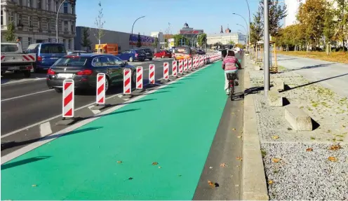  ?? Foto: nd/Nicolas Šustr ?? Ein paar hundert Meter geschützte­r Radstreife­n auf der Holzmarkts­traße hätten im September fertig sein sollen. Die Arbeiten laufen noch.