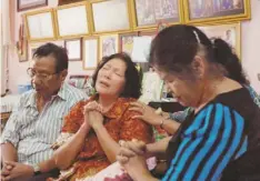  ?? DEDY SAHPUTRA, EUROPEAN PRESSPHOTO AGENCY ?? Indonesian parents of Firman Chandra Siregar cry Sunday in Medan, Indonesia, as they await news about the plane’s fate.