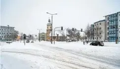  ?? ?? Das Foto vom 8. Februar 2021 zeigt die Schneemass­en, die sich quasi über Nacht auch an der Kreuzung Kiliansgra­ben/brunnenstr­aße in Mühlhausen auftürmten. Zwar war der Winterdien­st pausenlos im Einsatz, aber die Menge an Schnee konnte nicht sofort abtranspor­tiert werden.