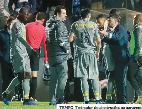  ??  ?? TEMPO. Treinador deu instruções na paragem