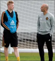  ?? AP/HASSAN AMMAR ?? Belgium Coach Roberto Martinez (right) speaks with Belgium’s Kevin De Bruyne during a practice July 4 in Moscow. Belgium faces France in the World Cup semifinals today.